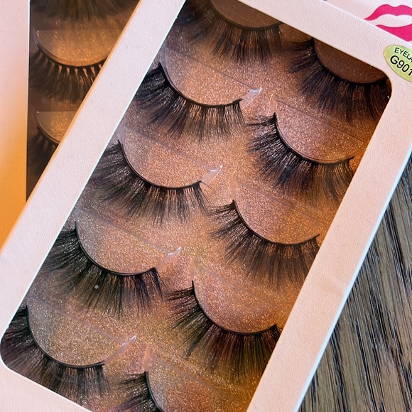 Lashes - Picture 4 of 5